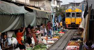 World's most dangerous market is located on the railway line Meklong