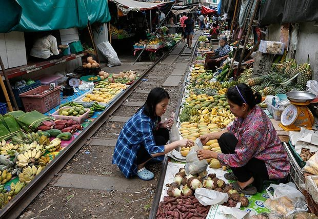 World's most dangerous market is located on the railway line Meklong