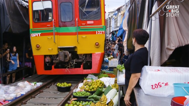 World's most dangerous market is located on the railway line Meklong