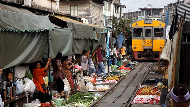 World's most dangerous market is located on the railway line Meklong